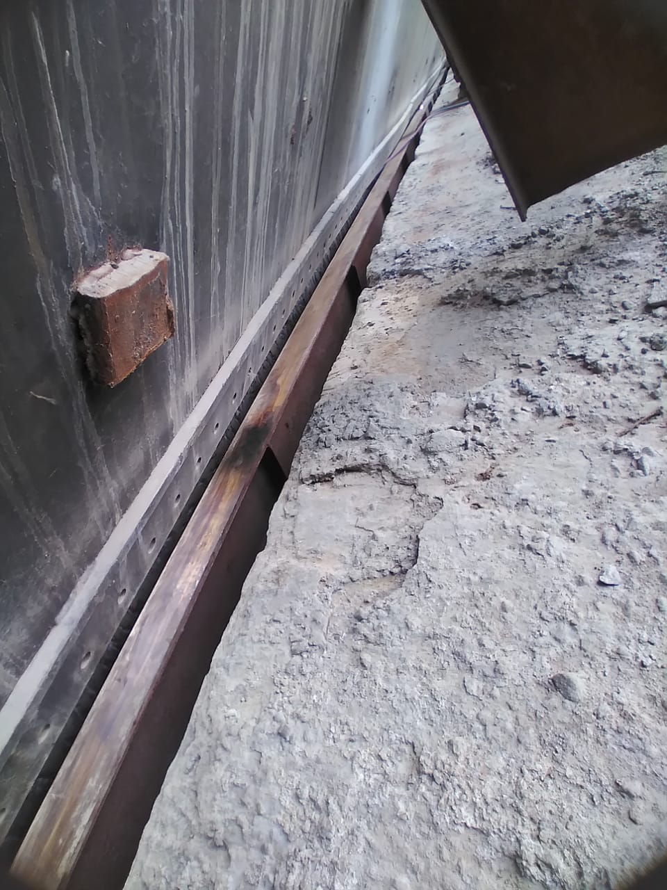 Alignment of Sill beam with radial gate
